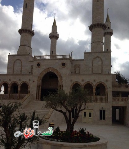 بالفيديو: سيدة مجهولة تدخل مسجد أبو غوش الجديد وترش مادة غريبة وتختفي